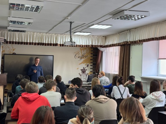 В Барнаульском кооперативном техникуме состоялась встреча с директором Центра детского отдыха &laquo;Детская империя туризма&raquo;